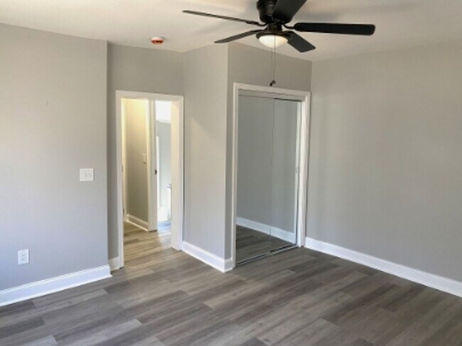 Building Photo - 4310 Ridgewood Ave