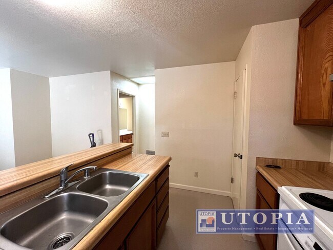 Building Photo - Charming 3 Bedroom, 2-bathroom Townhouse v...