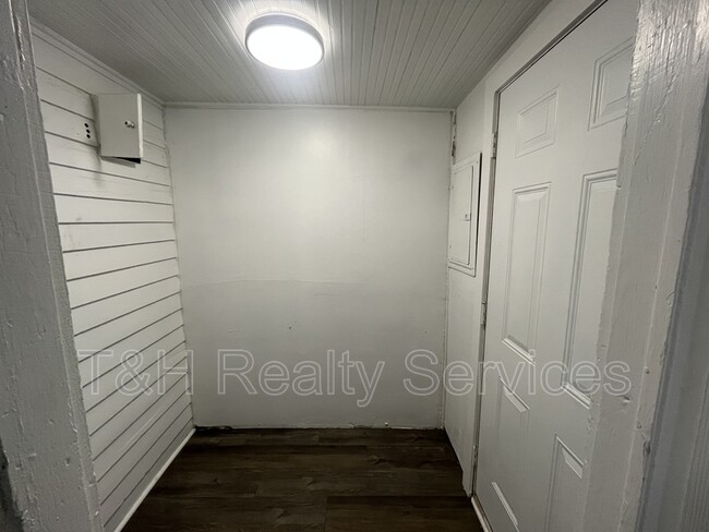 Building Photo - 4926 E New York St