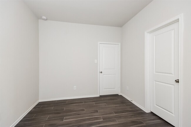 Building Photo - 15250 Estrella Rd W