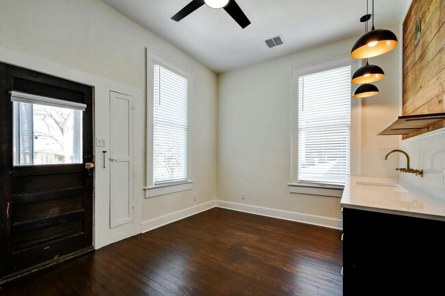 Building Photo - 423 W Woodlawn Ave