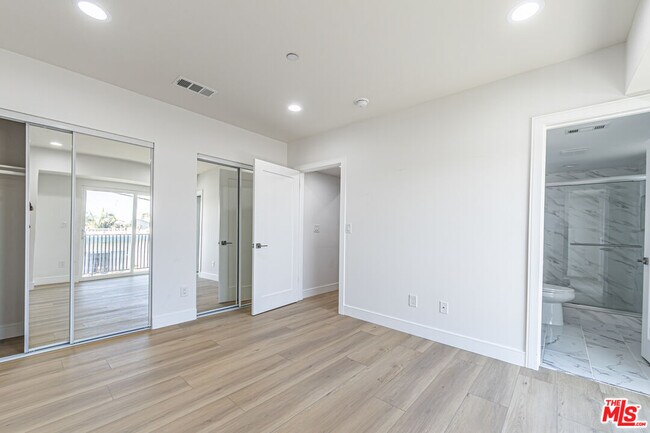 Building Photo - 5438 Romaine St