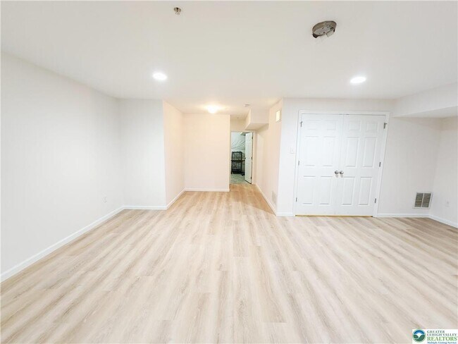 Building Photo - 937 King Way