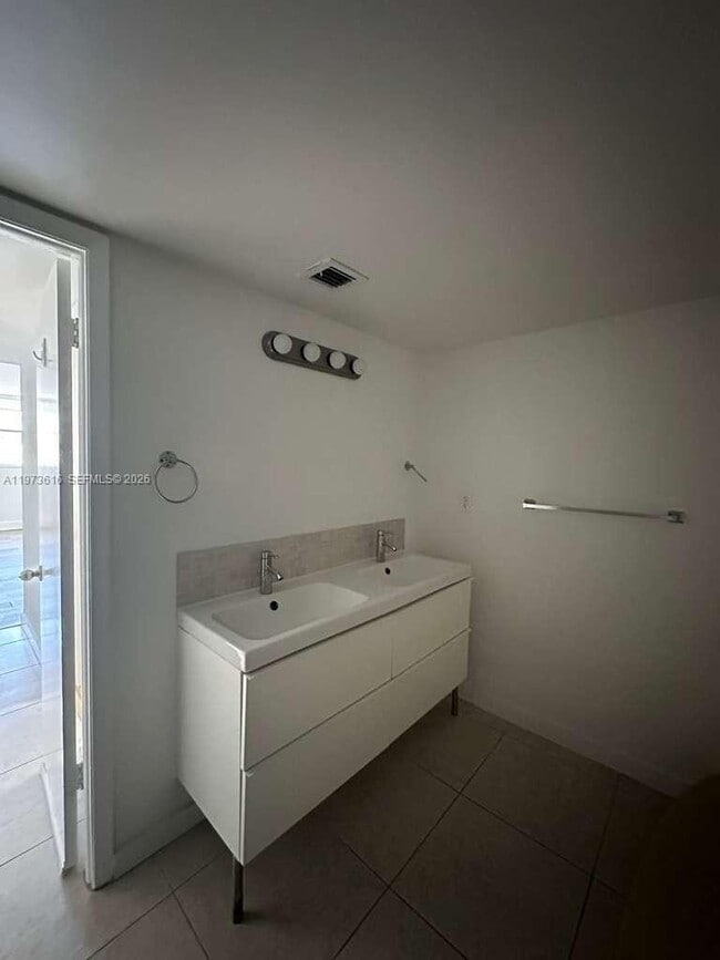 Building Photo - 210 Seaview Dr