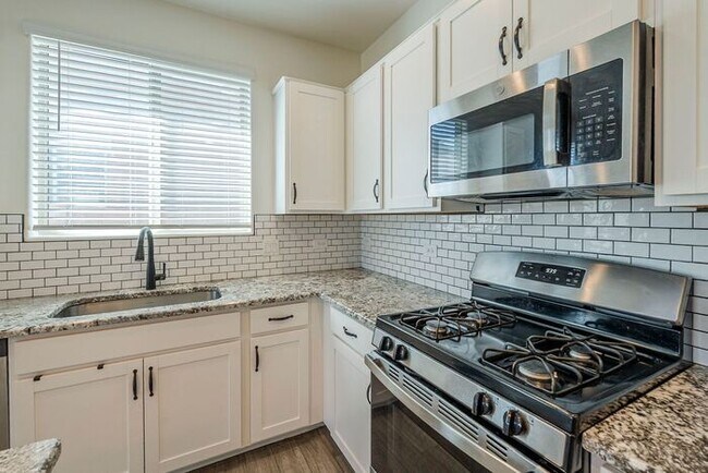 Building Photo - Bright & Stylish 3BR Home in La Estancia |...