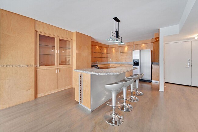 Building Photo - 6423 Collins Ave