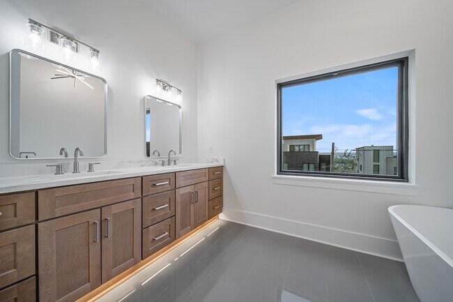 Building Photo - 6011 Hill Cir Dr