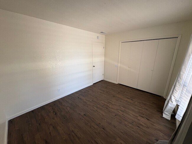 Building Photo - Upstairs Apartment Rent Ready!