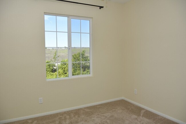 Building Photo - Spacious 3 BD, 3 BA Townhome in Airoso of Carmel Valley!