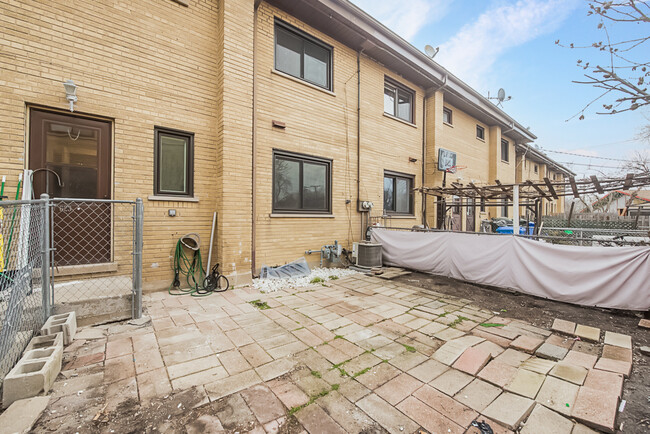 Building Photo - 623 Maple Ct