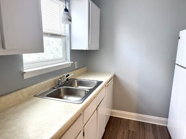 Building Photo - 2nd Floor - 2 Bedroom, 1 Bath in St. Andrews Area