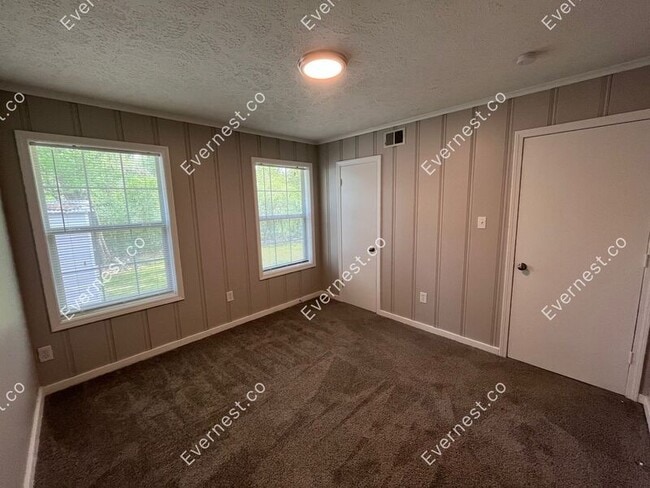 Building Photo - 160 Meadowview St