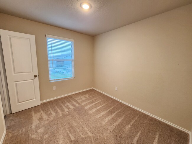 Building Photo - Move In Special - $200 Off 1st Months Rent...