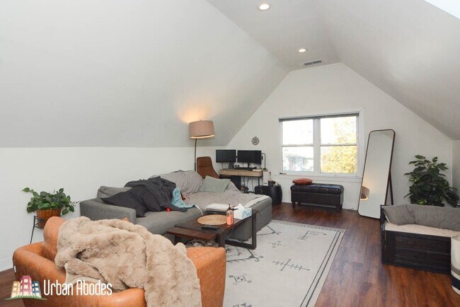 Building Photo - 3031 N Hamlin Ave