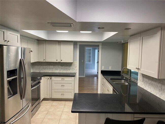 Building Photo - 701 Bluff View Dr