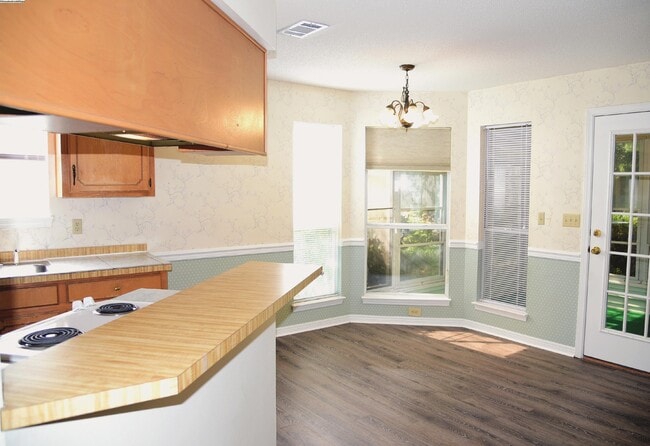 Building Photo - 155 Meadowbrook Ct