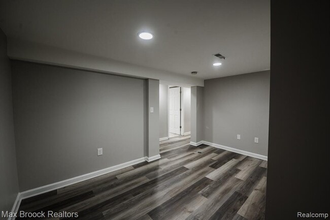 Building Photo - 5528 Sunnycrest Dr