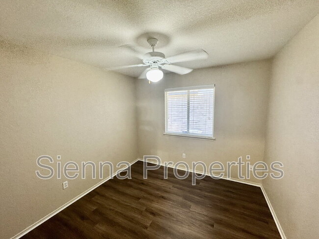 Building Photo - 909 House Creek Dr