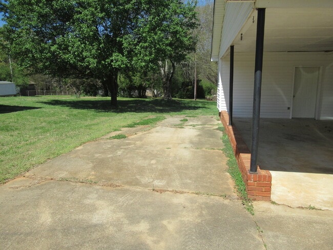 Building Photo - Charming 3-Bedroom Brick Home for Rent on the West Side of Lincolnton!