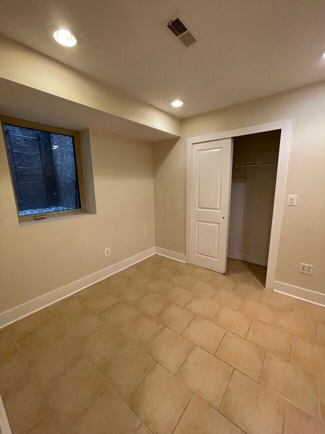 Building Photo - Modern  Bi-Level 1st Fl. 2 Bed, 2 Bath Nor...