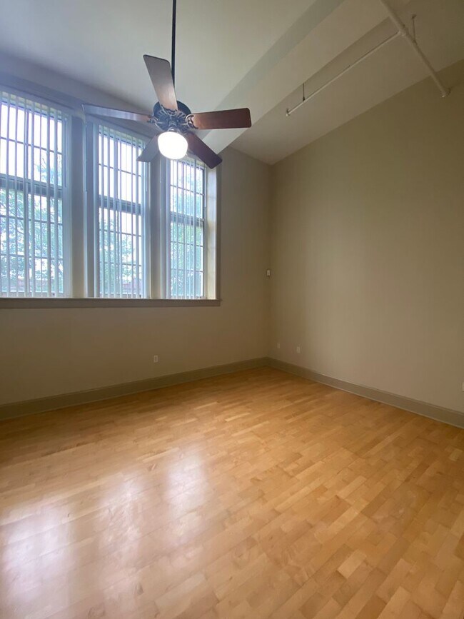 Building Photo - Stunning 2-bed, 1 bath apartment near Card...