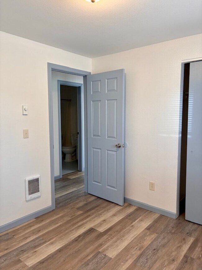 Building Photo - Charming 3-Bedroom Single-Level Home with Spacious Yard!