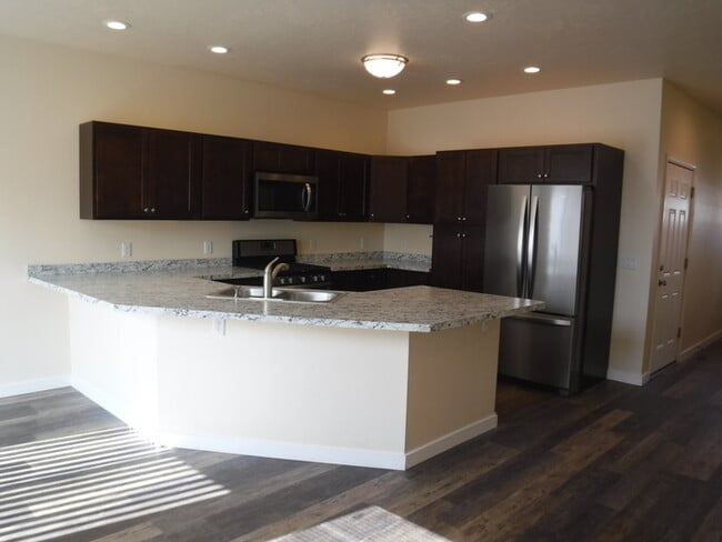 Building Photo - Newer side by side duplex