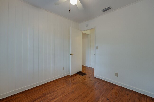 Building Photo - 3 Bedroom, 2 Bath Home Available 10/1/2025...
