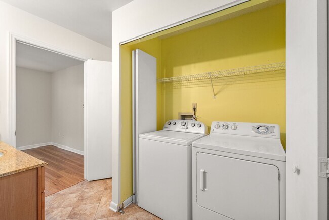 Building Photo - Cozy 1 Bedroom Condo Located In Dilworth &...