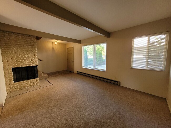 Building Photo - Well-kept 2-story townhome!