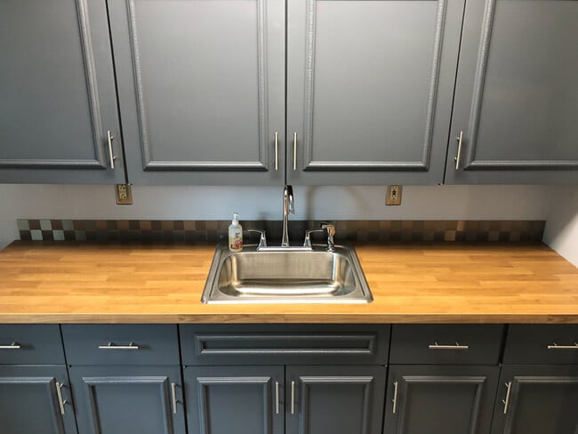 Building Photo - 12160 Bennington Pl