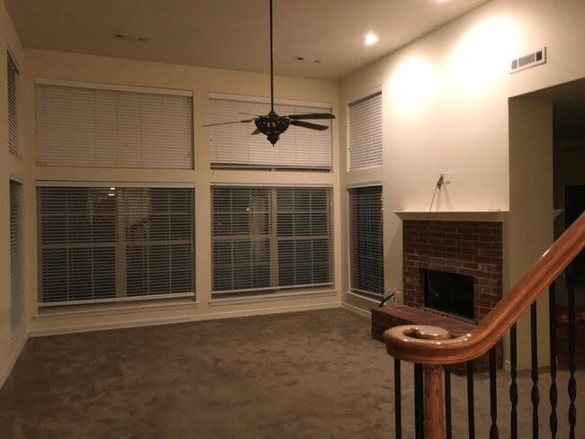 Building Photo - 2507 S Greens Way