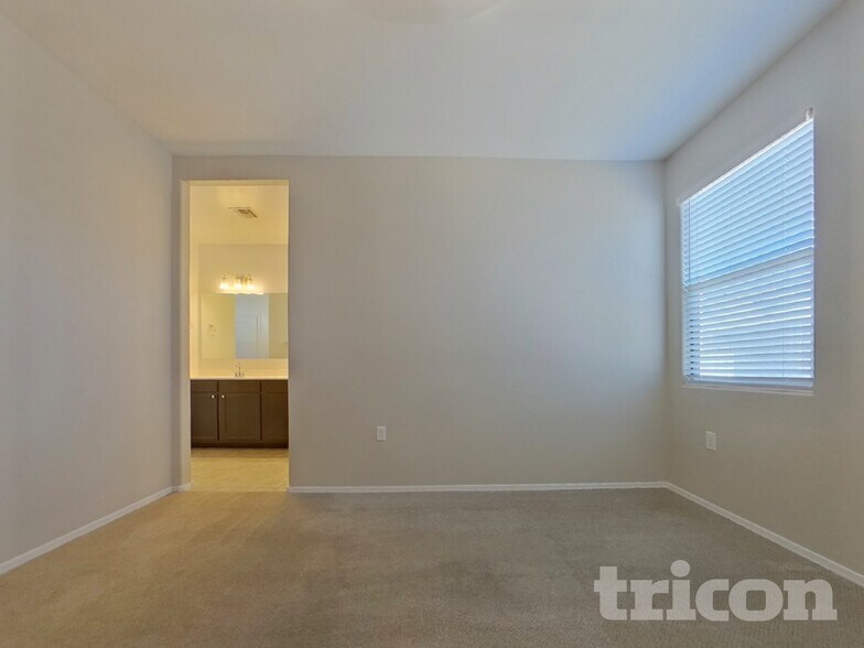 Building Photo - 31026 W Earll Dr