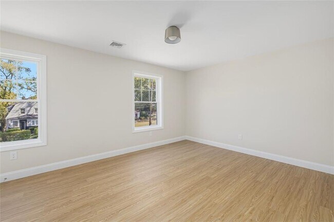 Building Photo - 237-237 Pequot Ave