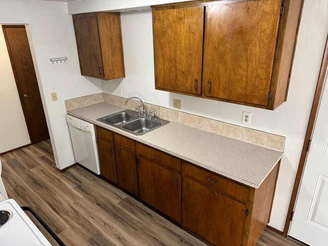 Building Photo - Updated 2 bed 1 bath duplex in Springfield!