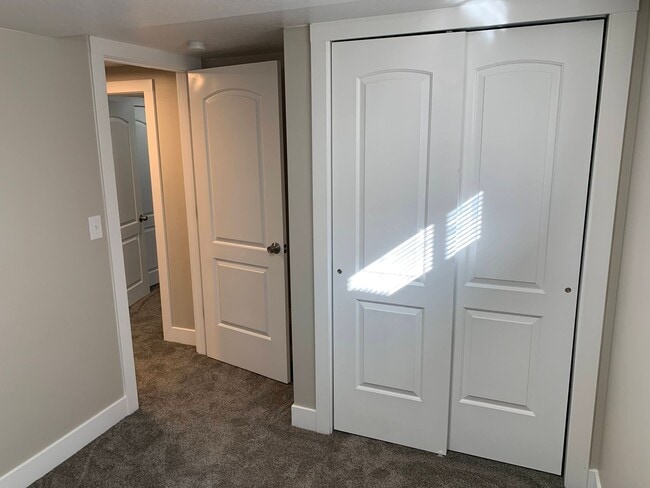 Building Photo - Updated 4 Bed Home with Large Yard