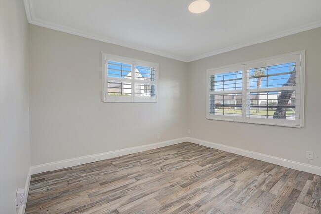 Building Photo - 122 Lake Rebecca Dr