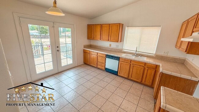 Building Photo - House for Rent in SouthWest Bakersfield