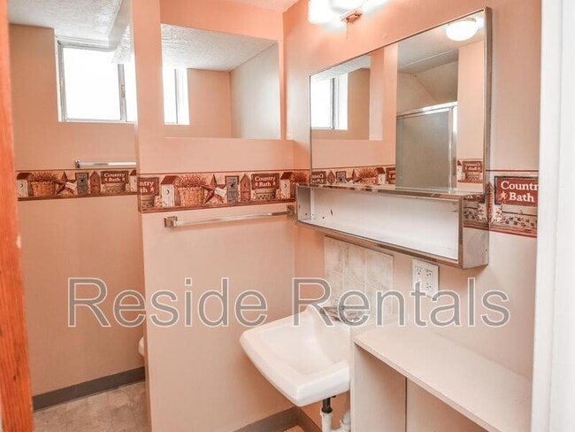 Building Photo - 695 N 150 W