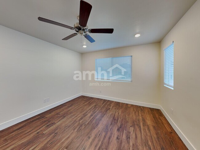 Building Photo - 749 S Rocker Ave