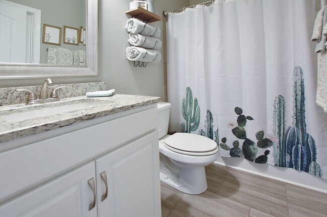 Building Photo - Pet Friendly Five Bedroom!