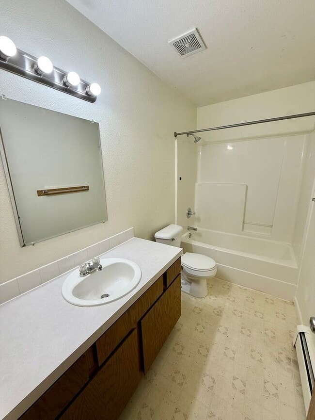 Building Photo - Limited-Time Offer: 2 Weeks Free! 2-Bed, 1-Bath Garden Apartment in Johnstown