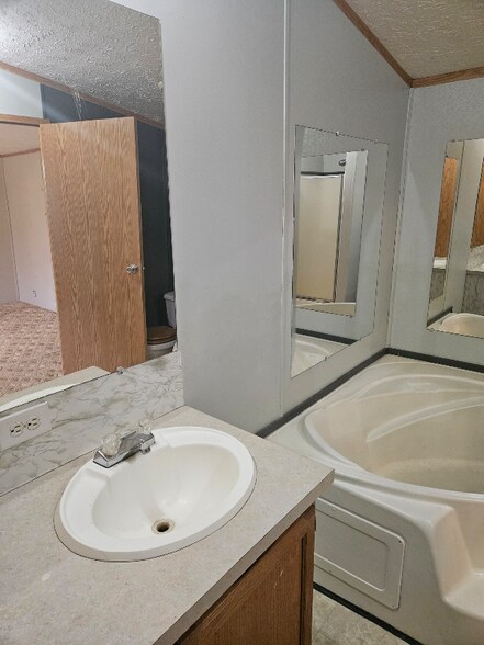 Building Photo - 910 Roach Rd