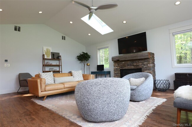 Building Photo - 36 Northwoods Rd