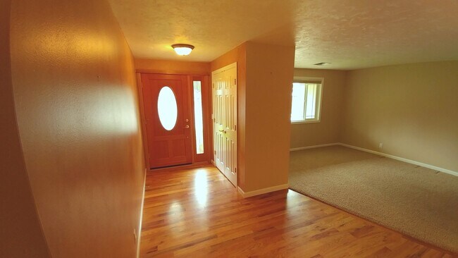 Building Photo - Gorgeous Home with Granite Counters and Custom Built-ins!