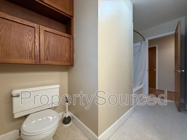 Building Photo - 1537 Maplewood Dr