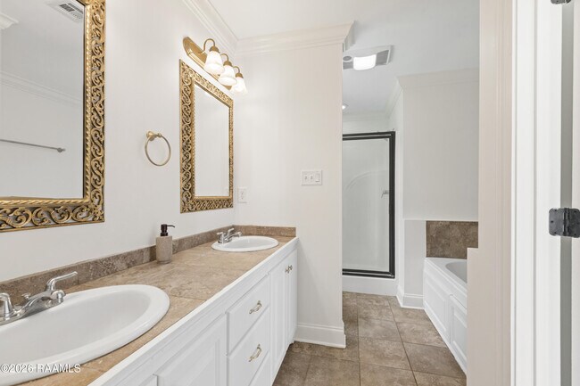 Building Photo - 206 Oak Hill Ln