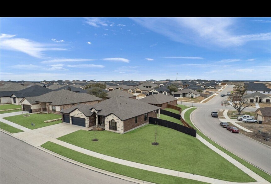 Building Photo - 8401 Preserve Trl