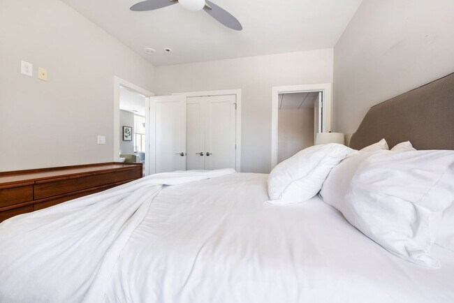 Building Photo - 10 Light St