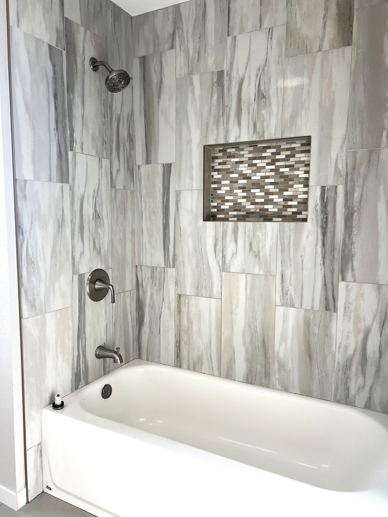 Tub and shower combo - 338 W Plymouth St